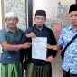 Hasan Robert (tengah) bersama teman-temannya menunjukkan bukti laporan polisi terkait dugaan pencemaran nama baik.