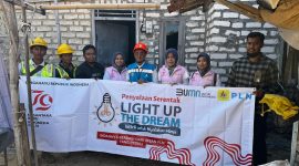 Kru PLN UP3 Madura foto bersama usai pemasangan listrik gratis di Sampang.