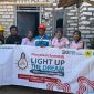 Kru PLN UP3 Madura foto bersama usai pemasangan listrik gratis di Sampang.