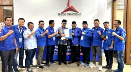 KH. Kholilurrahman didampingi Sukriyanto foto bersama pengurus DPC Demokrat Pamekasan usai menerima rekomendasi dari AHY.