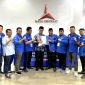 KH. Kholilurrahman didampingi Sukriyanto foto bersama pengurus DPC Demokrat Pamekasan usai menerima rekomendasi dari AHY.