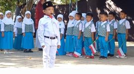 Pemimpin upacara memandu jalannya upacara peringatan kemerdekaan ke-79 Republik Indonesia di TK Alam Excellentia Pamekasan.