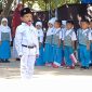 Pemimpin upacara memandu jalannya upacara peringatan kemerdekaan ke-79 Republik Indonesia di TK Alam Excellentia Pamekasan.