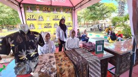 BPC HIMPI Pamekasan menampilkan sejumlah karya batik pada kegiatan Lomba Kolase Perca Batik di Pendopo Agung Ronggosukowati Pamekasan.