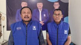 Ketua DPD PAN Pamekasan Dul Haq (kiri) didampingi Sekretaris Heru Budhi Prayitno. (FOTO: DOK. KLIK MADURA)