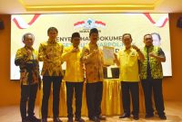 Bakal calon bupati Pamekasan RB. Fattah Jasin saat menerima rekomendasi di Kantor DPD Golkar Jatim, Senin (26/8/2024).