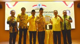 Bakal calon bupati Pamekasan RB. Fattah Jasin saat menerima rekomendasi di Kantor DPD Golkar Jatim, Senin (26/8/2024).