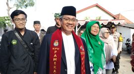 Bakal Calon Wakil Bupati Pamekasan RP. Mujahid Ansori bersama istri saat tiba di Kantor KPU Pamekasan, Rabu (28/8/2024). 