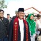 Bakal Calon Wakil Bupati Pamekasan RP. Mujahid Ansori bersama istri saat tiba di Kantor KPU Pamekasan, Rabu (28/8/2024). 