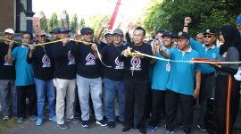 Keluarga besar SMAN 1 Bangkalan bersama para alumni bersiap memotong pita JJS, Sabtu (3/8/2024)