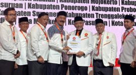 Presiden PKS, Ahmad Syaikhu saat menyerahkan rekomendasi kepada bakal calon bupati Pamekasan, Fattah Jasin di tengah acara Konsolidasi Nasional Calon Kepala Daerah dan Wakil Kepala Daerah yang digelar di ICE BSD, Kabupaten Tangerang, Selasa (20/8/2024).