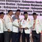 Presiden PKS, Ahmad Syaikhu saat menyerahkan rekomendasi kepada bakal calon bupati Pamekasan, Fattah Jasin di tengah acara Konsolidasi Nasional Calon Kepala Daerah dan Wakil Kepala Daerah yang digelar di ICE BSD, Kabupaten Tangerang, Selasa (20/8/2024).