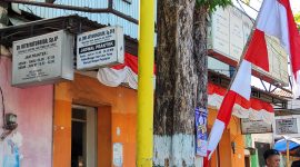 Papan nama jadwal dokter praktik di Apotek Arofah Pamekasan. (FOTO: DOK. KLIK MADURA)
