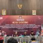 Jajaran komisioner KPU Pamekasan saat acara media gathering di Azana Style, Pamekasan. (PRENGKI WIRANANDA)