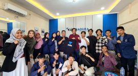 Pemred Klik Madura Prengki Wirananda menyerahkan kaus Klik Madura kepada Zarnuji,. M.Kom disaksikan puluhan mahasiswa.