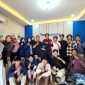 Pemred Klik Madura Prengki Wirananda menyerahkan kaus Klik Madura kepada Zarnuji,. M.Kom disaksikan puluhan mahasiswa.