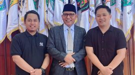 Anggota DPRD Jatim Aliyadi Mustofa foto bersama tim usai pelantikan di Gedung Paripurna DPRD Jatim.