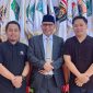 Anggota DPRD Jatim Aliyadi Mustofa foto bersama tim usai pelantikan di Gedung Paripurna DPRD Jatim.