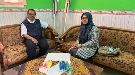 Direktur Klik Madura Sari Purwati saat berkoordinasi dengan Ketua MKKS SMP Negeri Pamekasan Abd. Basid,. S.Pd,. M.Pd.