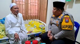 Kapolres Pamekasan AKBP Jazuli Dani Iriawan berbincang dengan Pengasuh Ponpes Miftahul Ulum Panyepen sekaligus Rais PBNU RKH. Moh. Muddatstsir Badruddin.
