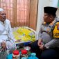 Kapolres Pamekasan AKBP Jazuli Dani Iriawan berbincang dengan Pengasuh Ponpes Miftahul Ulum Panyepen sekaligus Rais PBNU RKH. Moh. Muddatstsir Badruddin.