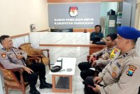 Personel Polres Pamekasan saat berjaga di Kantor KPU Pamekasan. 