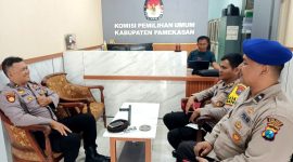 Personel Polres Pamekasan saat berjaga di Kantor KPU Pamekasan. 