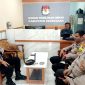 Personel Polres Pamekasan saat berjaga di Kantor KPU Pamekasan. 