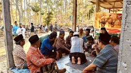Personel Polres Pamekasan saat berbincang dengan warga di lokasi kebakaran lahan yang mengakibatkan kakek Moh. Sinin meninggal dunia.
