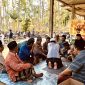 Personel Polres Pamekasan saat berbincang dengan warga di lokasi kebakaran lahan yang mengakibatkan kakek Moh. Sinin meninggal dunia.