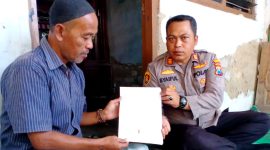 Personel Polsek Pamekasan bersama keluarga korban menunjukkan surat pernyataan penolakan autopsi dan tidak melakukan penuntutan atas meninggalnya mahasiswi akibat tersengat listrik.