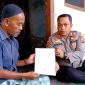 Personel Polsek Pamekasan bersama keluarga korban menunjukkan surat pernyataan penolakan autopsi dan tidak melakukan penuntutan atas meninggalnya mahasiswi akibat tersengat listrik.