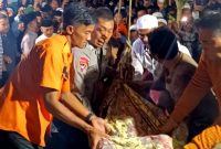 Aparat gabungan saat mengevakuasi jenazah Musrifah Dusun Konten, Desa Banyupelle, Kecamatan Palengaan, Pamekasan, Madura yang jatuh ke dalam sumur sedalam 20 meter.
