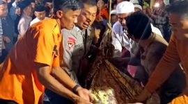 Aparat gabungan saat mengevakuasi jenazah Musrifah Dusun Konten, Desa Banyupelle, Kecamatan Palengaan, Pamekasan, Madura yang jatuh ke dalam sumur sedalam 20 meter.