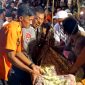 Aparat gabungan saat mengevakuasi jenazah Musrifah Dusun Konten, Desa Banyupelle, Kecamatan Palengaan, Pamekasan, Madura yang jatuh ke dalam sumur sedalam 20 meter.
