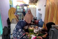 Ibu-ibu yang tergabung dalam Kelompok Usaha Aeng Out asal Desa Larangan Tokol, Kecamatan Tlanakan, Pamekasan saat mengikuti pelatihan limbah udang dari tim STIE Bakti Bangsa Pamekasan.
