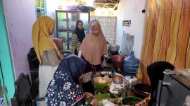 Ibu-ibu yang tergabung dalam Kelompok Usaha Aeng Out asal Desa Larangan Tokol, Kecamatan Tlanakan, Pamekasan saat mengikuti pelatihan limbah udang dari tim STIE Bakti Bangsa Pamekasan.