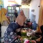 Ibu-ibu yang tergabung dalam Kelompok Usaha Aeng Out asal Desa Larangan Tokol, Kecamatan Tlanakan, Pamekasan saat mengikuti pelatihan limbah udang dari tim STIE Bakti Bangsa Pamekasan.