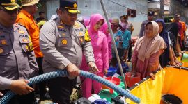 Kapolres Pamekasan AKBP Jazuli Dani Iriawan didampingi Ketua Bhayangkari Pamekasan dan sejumlah PJU menyerahkan secara simbolis bantuan air bersih.