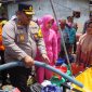 Kapolres Pamekasan AKBP Jazuli Dani Iriawan didampingi Ketua Bhayangkari Pamekasan dan sejumlah PJU menyerahkan secara simbolis bantuan air bersih.