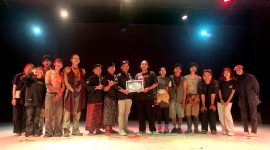 Kru teater Kaged dan teater dari Unesa foto bersama usai pementasan.