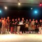 Kru teater Kaged dan teater dari Unesa foto bersama usai pementasan.