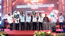 Ketiga pasangan calon bupati - wakil bupati Pamekasan menunjukkan nomor urut Pilkada serentak 2024 di Ballroom Azana Style, Pamekasan.