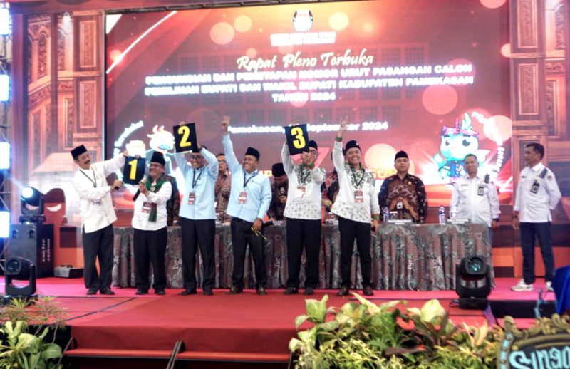 Ketiga pasangan calon bupati - wakil bupati Pamekasan menunjukkan nomor urut Pilkada serentak 2024 di Ballroom Azana Style, Pamekasan.