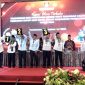 Ketiga pasangan calon bupati - wakil bupati Pamekasan menunjukkan nomor urut Pilkada serentak 2024 di Ballroom Azana Style, Pamekasan.
