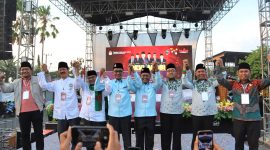 Ketiga paslon bupati dan calon wakil bupati Pamekasan didampingi Ketua KPU Pamekasan Mahdi dan Ketua Bawaslu Pamekasan Sukma Umbara Tirta Firdaus menyampaikan komitmen menjunjung Pilkada damai 2024.