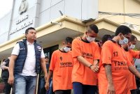 Belasan tersangka pengedar sabu dan okerbaya saat digelandang di Mapolres Pamekasan, Kamis (26/9/2024). (FOTO: MOH. IQBALUL KHAVEI/KLIKMADURA)