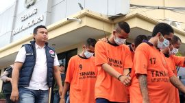 Belasan tersangka pengedar sabu dan okerbaya saat digelandang di Mapolres Pamekasan, Kamis (26/9/2024). (FOTO: MOH. IQBALUL KHAVEI/KLIKMADURA)