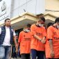 Belasan tersangka pengedar sabu dan okerbaya saat digelandang di Mapolres Pamekasan, Kamis (26/9/2024). (FOTO: MOH. IQBALUL KHAVEI/KLIKMADURA)