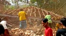 Warga membersihkan puing bangunan milik Mat Saleh yang rata dengan tanah usai ledakan dahsyat di Dusun Polay, Desa Gadu Timur, Kecamatan Ganding, Sumenep. 